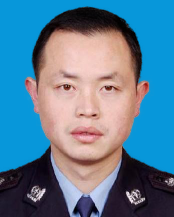 邱  君